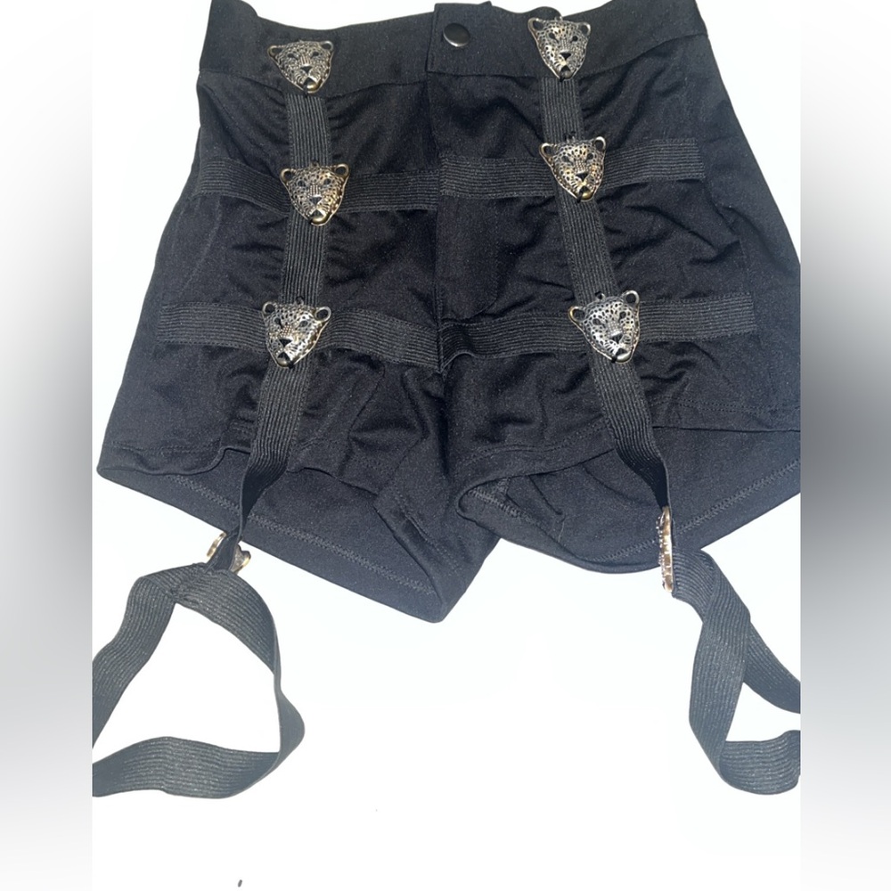 Black shorts with garter